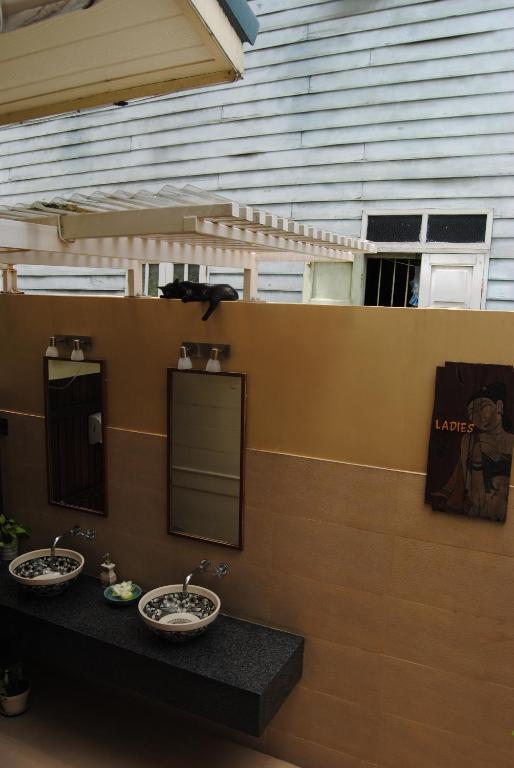 バーン ディンソ ホステル @ トロク シン バンコク都 エクステリア 写真